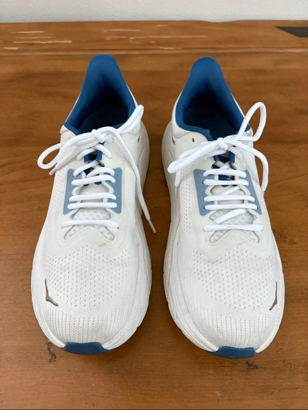 Hoka Arahi 7 White and Blue Running Shoe Size 9.5